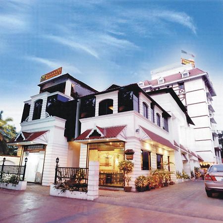 Yuvarani Residency Kochi Exterior photo