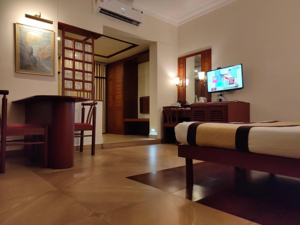 Yuvarani Residency Kochi Exterior photo