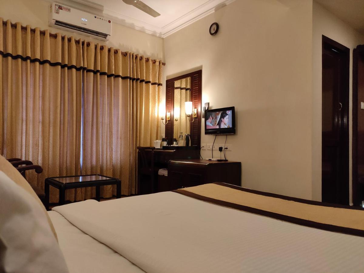 Yuvarani Residency Kochi Exterior photo