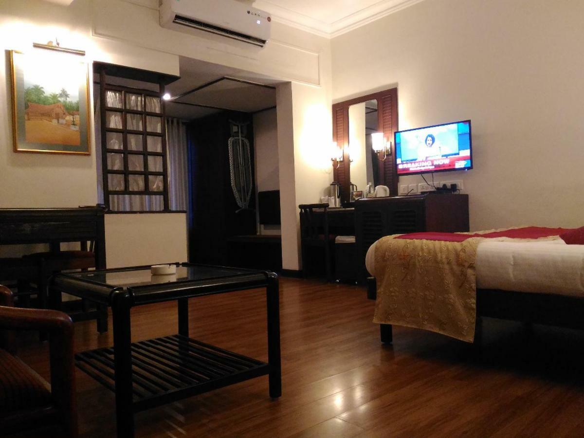 Yuvarani Residency Kochi Exterior photo