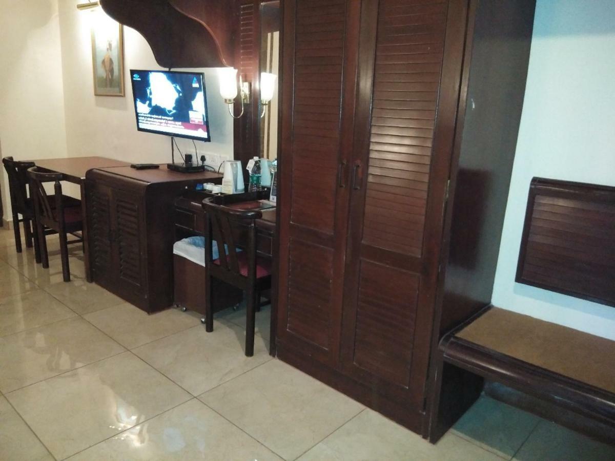 Yuvarani Residency Kochi Exterior photo