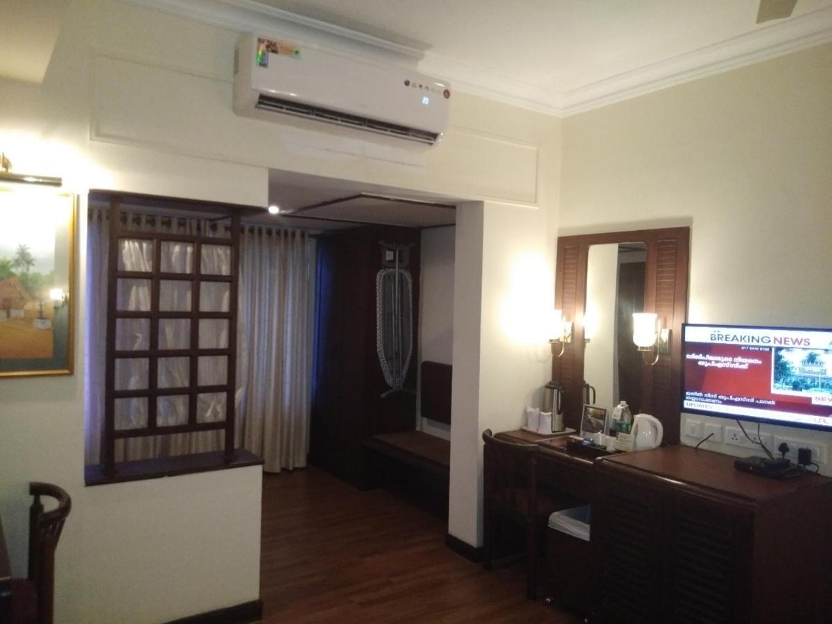 Yuvarani Residency Kochi Exterior photo